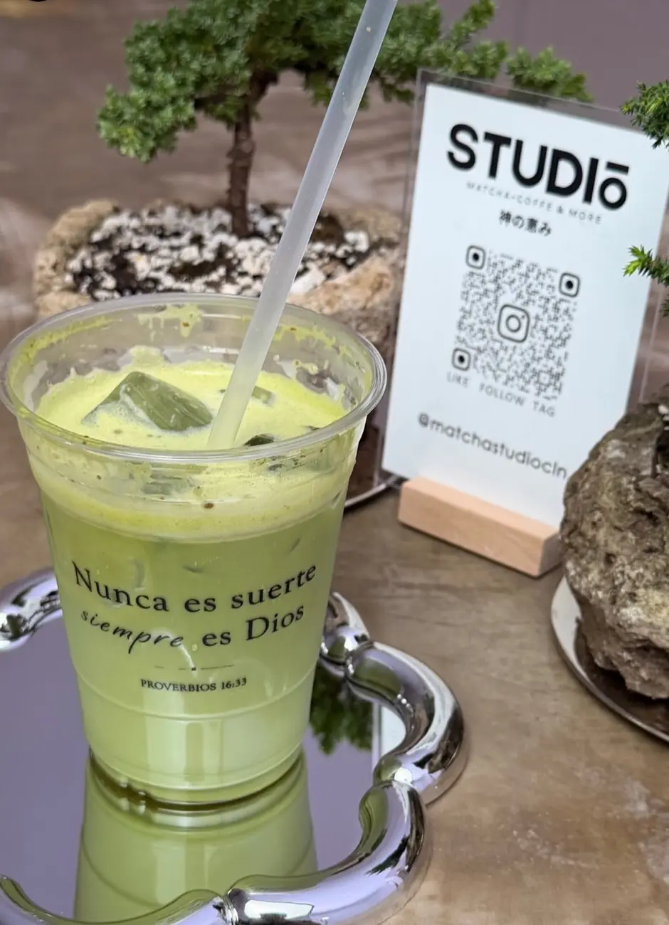 Matcha con hielo junto a un bonsái y la tarjeta con el QR de Studio